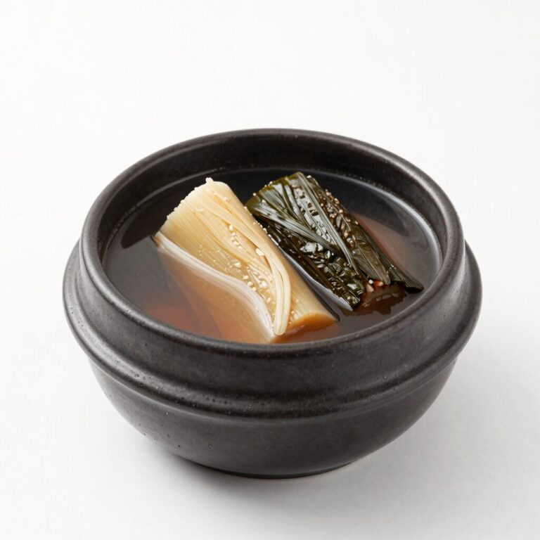 삼계탕 포장 용기에 담긴 상황삼계탕과 깍두기 피클