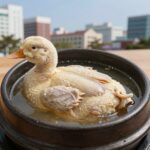 뚝배기에 담긴 즉석 삼계탕 닭 한 마리와 진한 국물