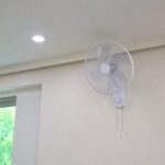 신일 벽걸이 선풍기 설치 완료 모습 화이트 깔끔한 디자인