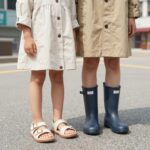 여름 장화 코디와 활용법 여름 장화 코디 예시로 아이가 밝은 색 장화와 레인코트를 입고 있는 모습과 성인이 숏 레인부츠를 반바지와 매치한 스타일을 보여준다