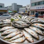 여름에 즐기는 다양한 회 플래터, 보리숭어와 농어 한치 등 신선한 회가 담겨 있다.