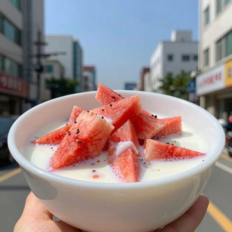 사이다와 우유가 어우러진 시원한 수박화채 그릇
