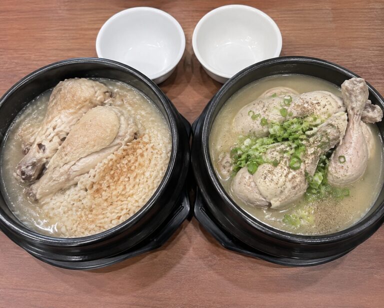 평상집 수유점의 누룽지토종닭백숙과 정서연 들깨삼계탕의 대표 메뉴 비교 사진
