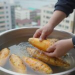 고구마순 무침 황금레시피 된장양념 여름 반찬 손질된 고구마순을 끓는 물에 데치고 찬물에 헹구는 과정