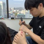 타투 스텐실을 피부에 부착하는 과정