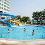 경주 더케이호텔 수영장 온천 실내외 풀 이용 후기 경주 더케이호텔 야외 수영장 전경, 워터슬라이드와 어린이 풀이 보임