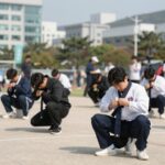 우리말 겨루기 최강자전 결선 현장에서 도전자들이 누름단추를 누르며 경쟁하는 모습