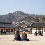 월성계곡산장 평상과 계곡 전경