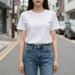 여자 기본 반목 흰색 민소매 티셔츠를 입고 청바지와 매치한 데일리룩