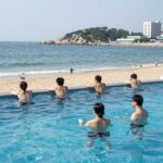 양양 놀거리 총정리 워터파크 서핑 짚라인까지 양양 쏠비치 오션플레이 야외풀에서 바다를 바라보며 물놀이하는 모습