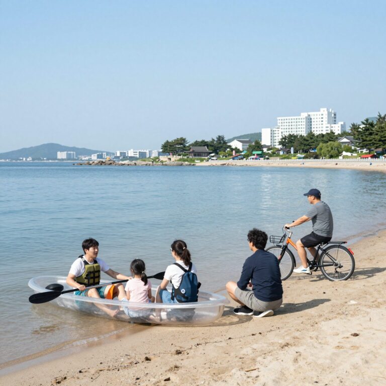 여수 웅천친수공원 해변에서 투명카약과 수상자전거를 체험하는 가족들의 모습