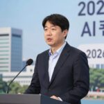 윤성은대표의 성공 스토리 윤성은대표가 2026 글로벌 AI 컨퍼런스에서 기조연설하는 모습