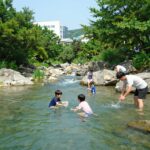 영덕 계곡 아이와 물놀이 명소 추천 옥계계곡 에메랄드빛 계곡에서 아이들이 물놀이하는 모습