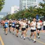 2026년 9월 마라톤 대회 출발선에서 달리는 러너들